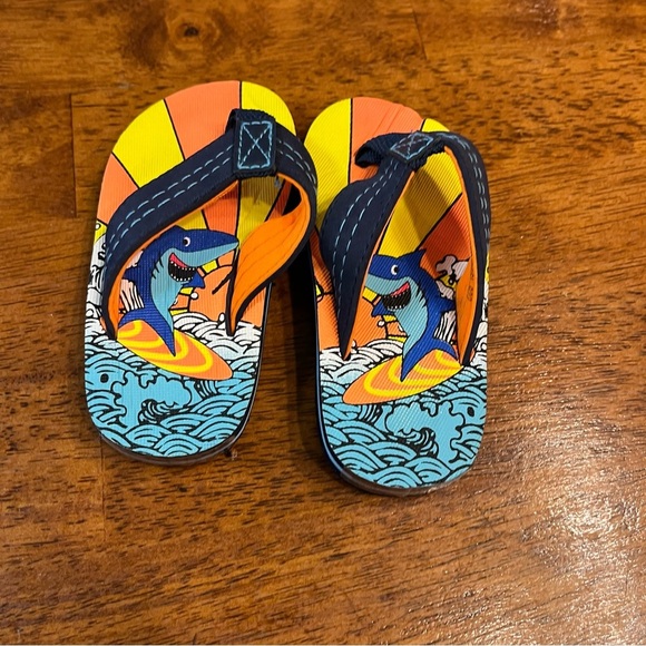 Boys blue orange yellow shark flip-flop sandals size 5-6 - Picture 2 of 4